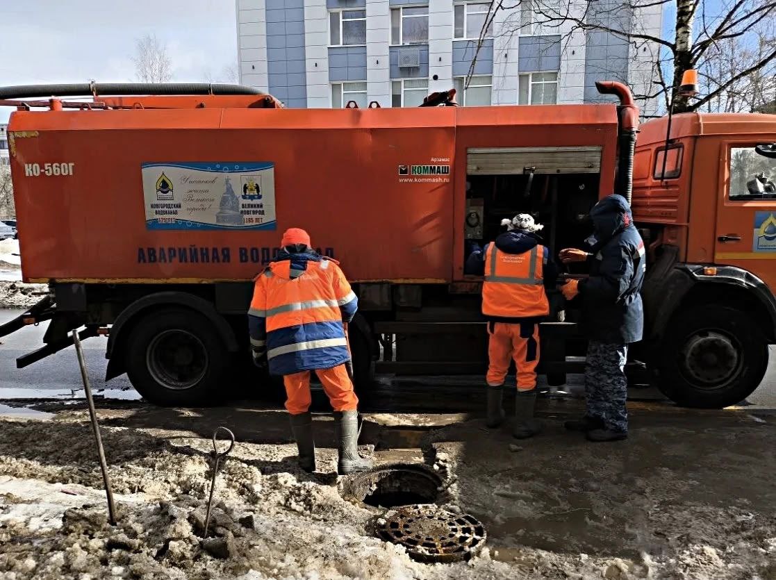 Александр Розбаум: Уважаемые Новгородцы!. Специалисты АО «Новгородской водоканал», МКУ «Городское хозяйство» и подрядной организации «Солид» продолжают работы по очистке люков ливневой канализации и открытию т.н. «замков»...