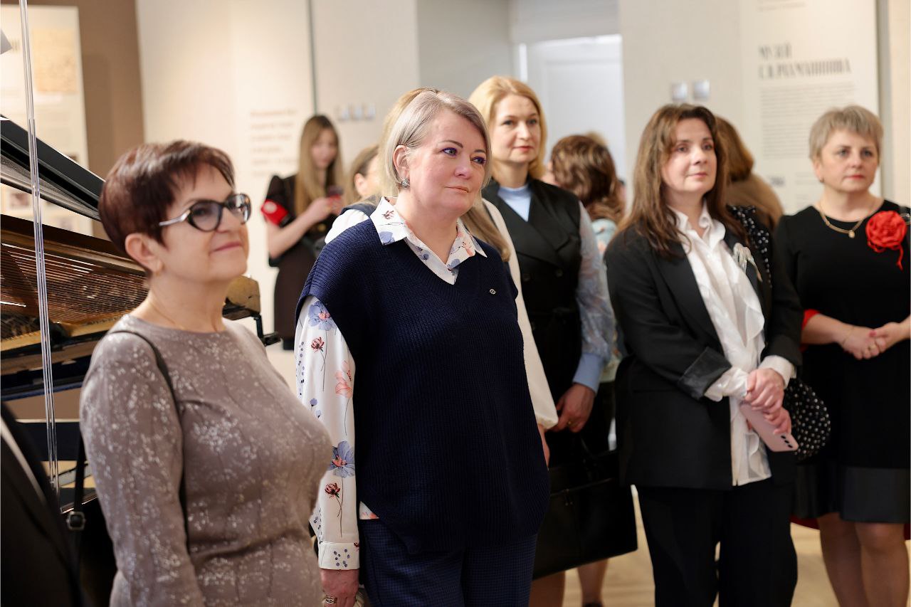 В преддверии 8 марта Юрий Бобрышев поздравил женщин-председателей Дум округов и областных депутатов В преддверии 8 марта Юрий Бобрышев поздравил женщин-председателей Дум округов и областных депутатов