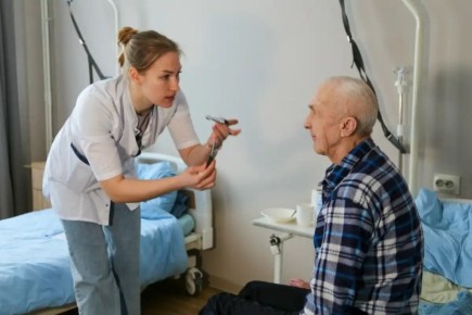 Врачи Клинического госпиталя ветеранов войн в Великом Новгороде провели диспансеризацию и комплексный смотр проживающих в Доме социальной заботы