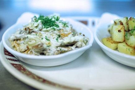 Яркий салат за считанные минуты: идеально для вечеринки