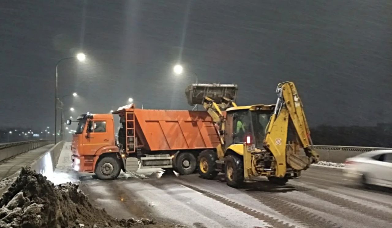 Александр Розбаум: Уважаемые Новгородцы!. Специалисты АО «Новгородской водоканал», МКУ «Городское хозяйство» и подрядной организации «Солид» продолжают работы по очистке люков ливневой канализации и открытию т.н. «замков»... Александр Розбаум: Уважаемые Новгородцы!. Специалисты АО «Новгородской водоканал», МКУ «Городское хозяйство» и подрядной организации «Солид» продолжают работы по очистке люков ливневой канализации и открытию т.н. «замков»...