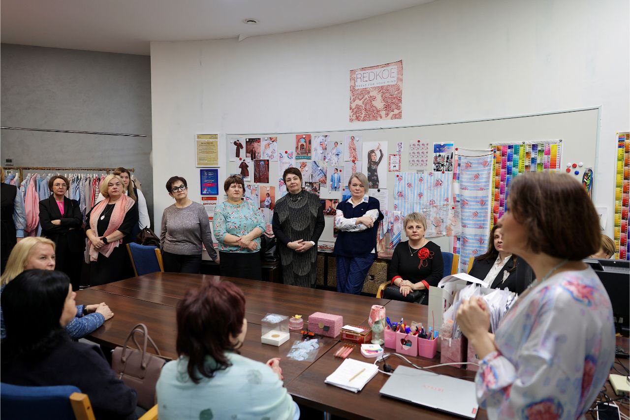 В преддверии 8 марта Юрий Бобрышев поздравил женщин-председателей Дум округов и областных депутатов В преддверии 8 марта Юрий Бобрышев поздравил женщин-председателей Дум округов и областных депутатов