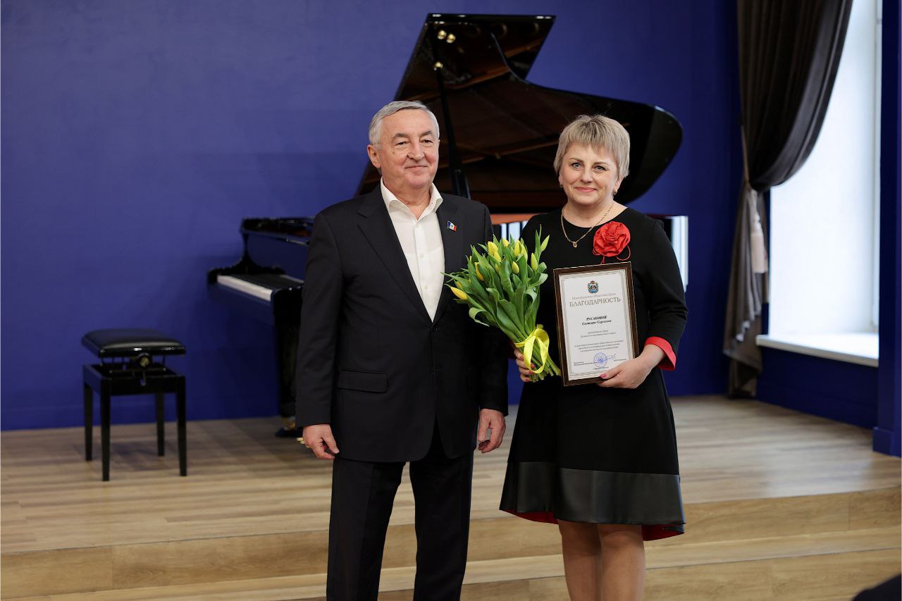 В преддверии 8 марта Юрий Бобрышев поздравил женщин-председателей Дум округов и областных депутатов В преддверии 8 марта Юрий Бобрышев поздравил женщин-председателей Дум округов и областных депутатов