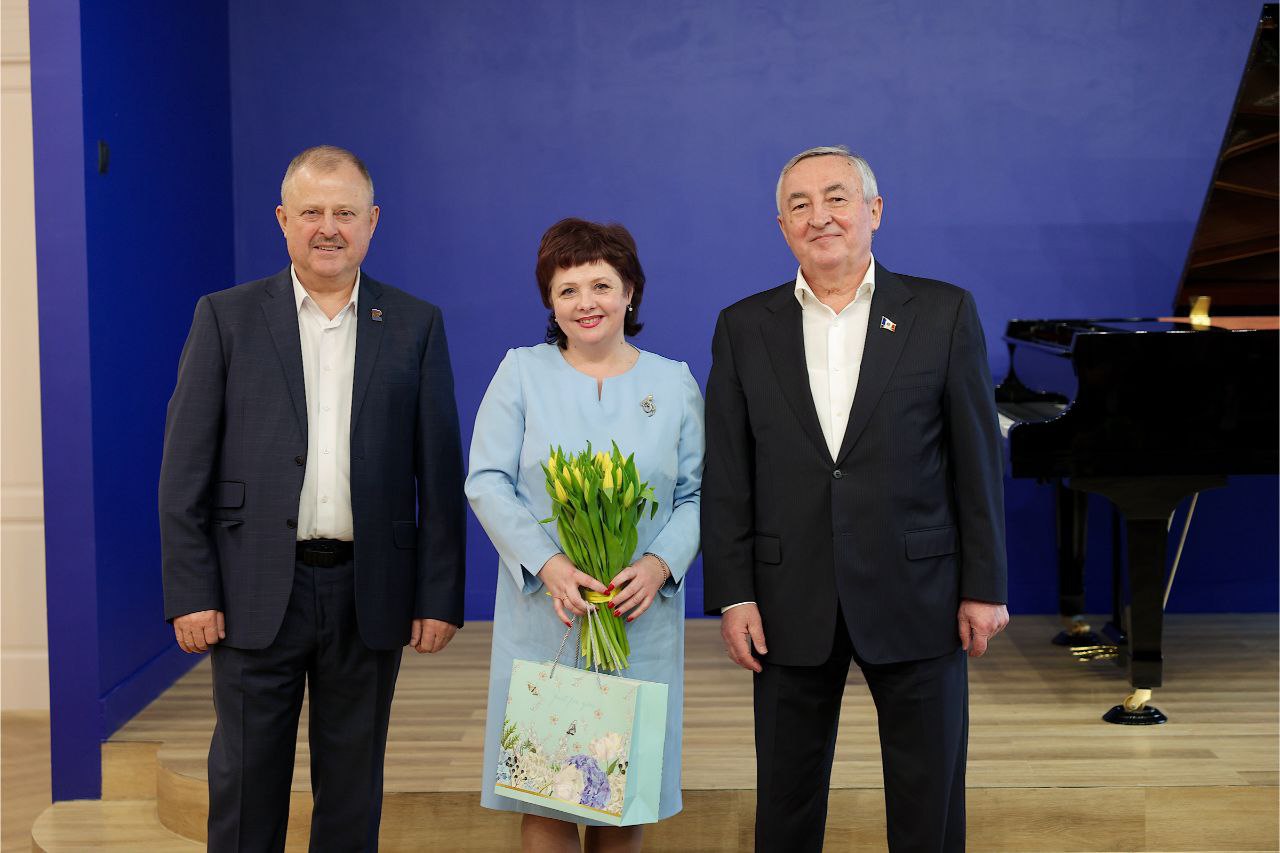 В преддверии 8 марта Юрий Бобрышев поздравил женщин-председателей Дум округов и областных депутатов В преддверии 8 марта Юрий Бобрышев поздравил женщин-председателей Дум округов и областных депутатов