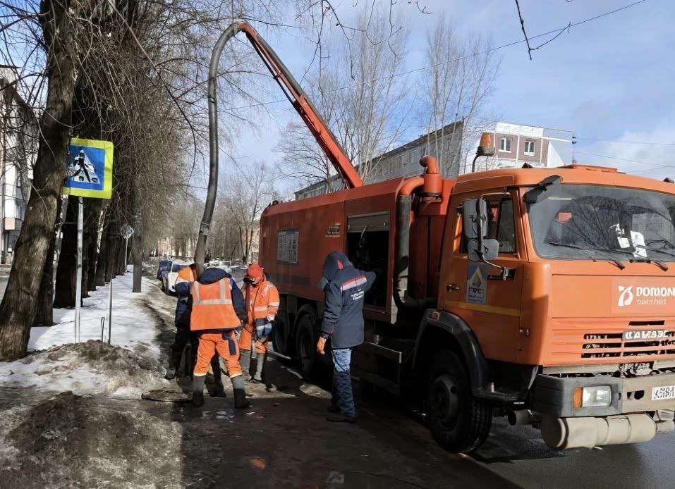 Александр Розбаум: Уважаемые Новгородцы!. Специалисты АО «Новгородской водоканал», МКУ «Городское хозяйство» и подрядной организации «Солид» продолжают работы по очистке люков ливневой канализации и открытию т.н. «замков»... Александр Розбаум: Уважаемые Новгородцы!. Специалисты АО «Новгородской водоканал», МКУ «Городское хозяйство» и подрядной организации «Солид» продолжают работы по очистке люков ливневой канализации и открытию т.н. «замков»...