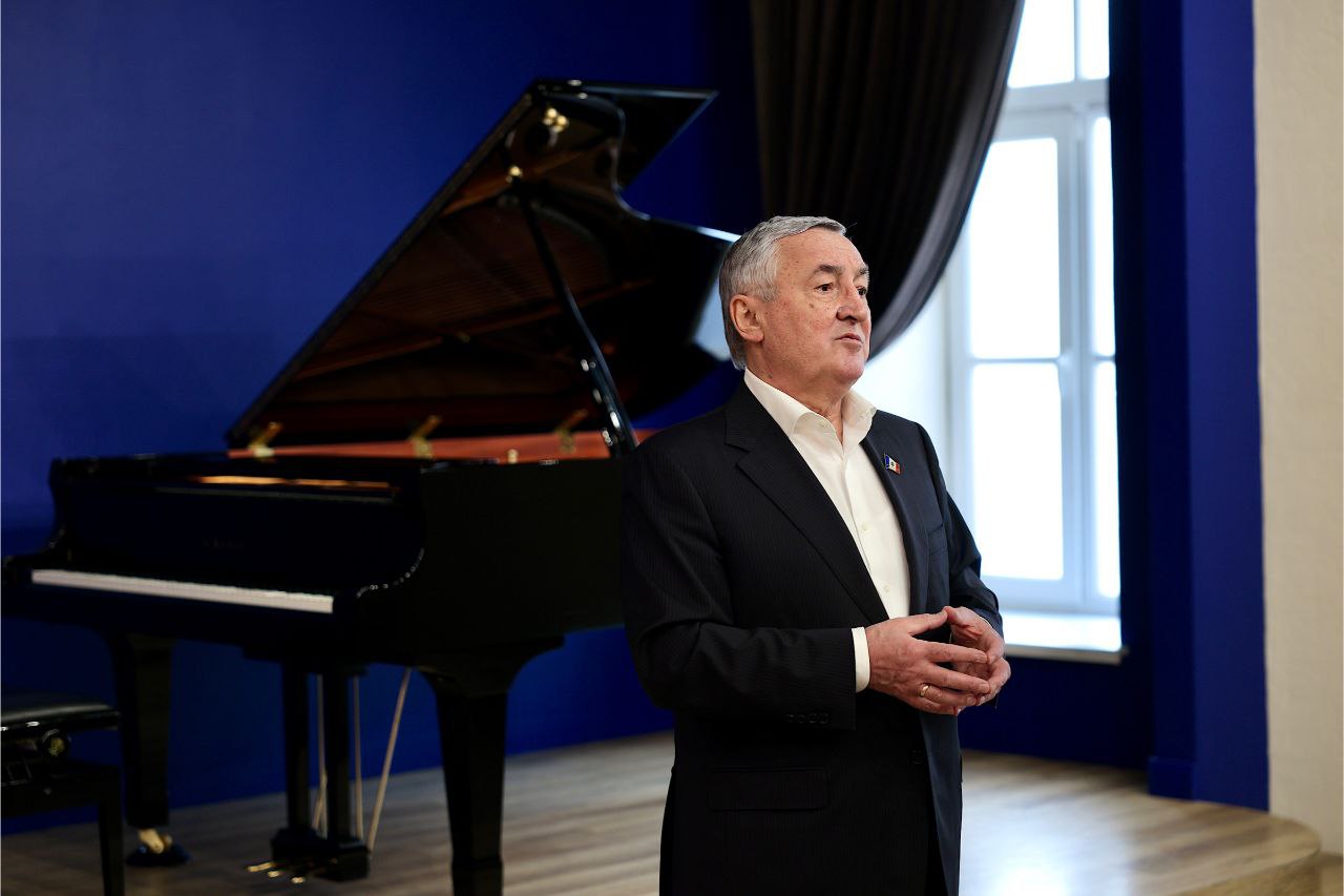 В преддверии 8 марта Юрий Бобрышев поздравил женщин-председателей Дум округов и областных депутатов В преддверии 8 марта Юрий Бобрышев поздравил женщин-председателей Дум округов и областных депутатов