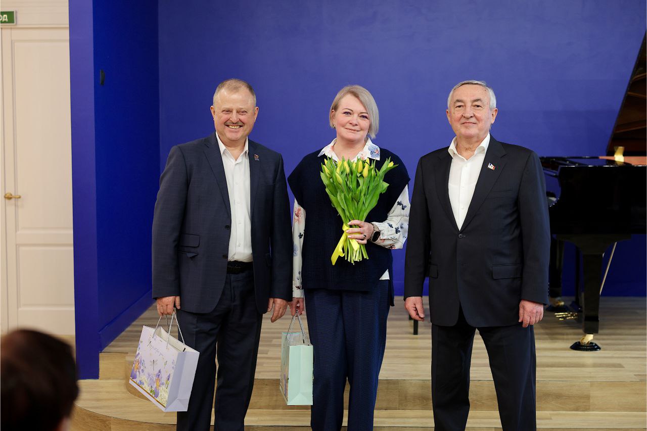 В преддверии 8 марта Юрий Бобрышев поздравил женщин-председателей Дум округов и областных депутатов В преддверии 8 марта Юрий Бобрышев поздравил женщин-председателей Дум округов и областных депутатов