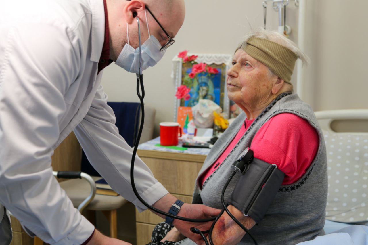 В новгородском Доме социальной заботы прошла выездная диспансеризация