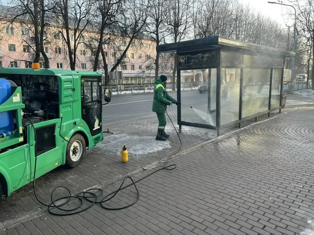 Коммунальщики приступили к мытью остановок в Великом Новгороде