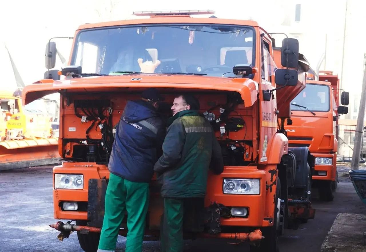 В Великом Новгороде начали готовить технику к весенне-летнему сезону уборки