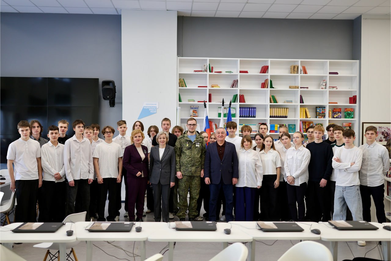 Юрий Бобрышев и участник проекта «СВОи Герои 53» Павел Иванов посетили школу № 36