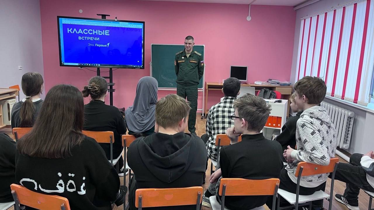 В Трегубове прошла «Классная встреча» с участником проекта «СВОи Герои 53» Николаем Митенковым