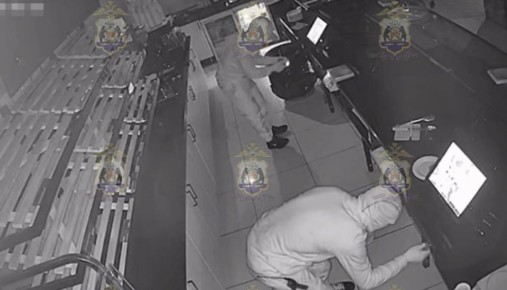 Житель Ленобласти с приятелем и монтировкой проникли ночью в новгородский ТЦ