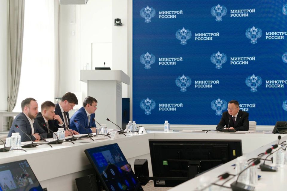 Глава Минстроя России Ирек Файзуллин совместно с Министром просвещения РФ Сергеем Кравцовым и губернатором Новгородской области Александром Дроновым обсудили строительство передовой школы в Новгородской области