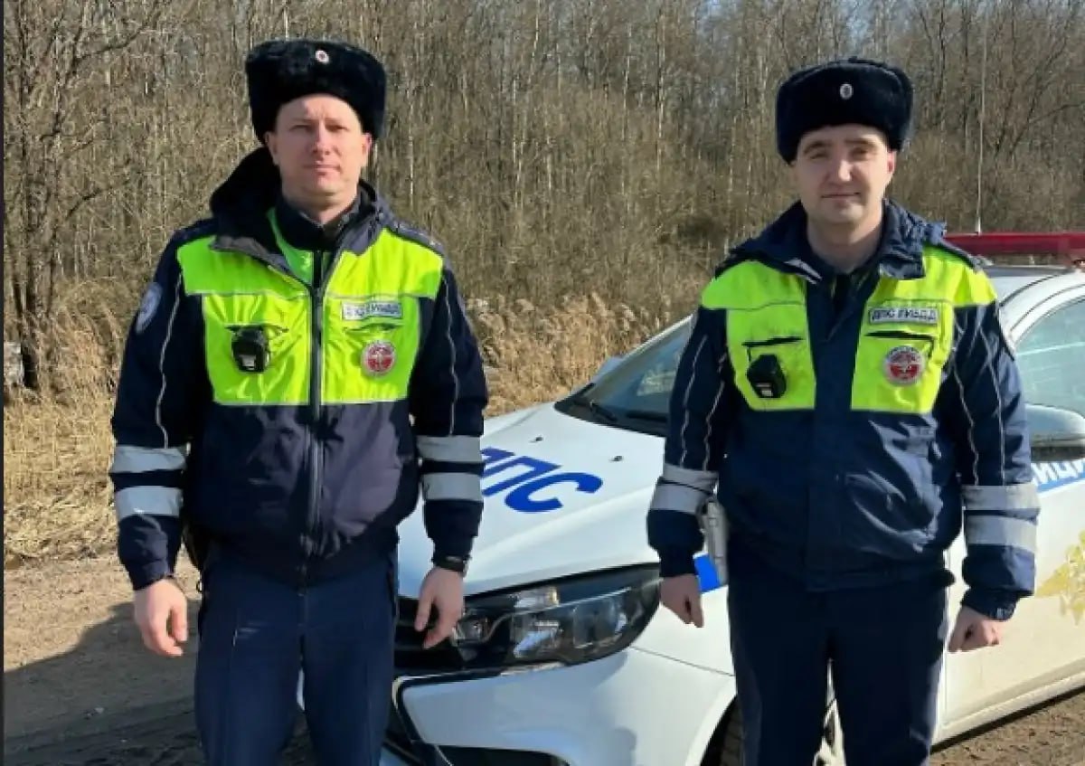 Инспекторы ДПС помогли доставить малыша в больницу в Великом Новгороде