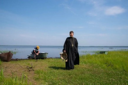 Сегодня, 20 марта, исполняется 50 лет протоиерею Алексию Самуйлову, настоятелю храма Преображения Господня села Бронница в Новгородском округе, главе замечательной многодетной семьи