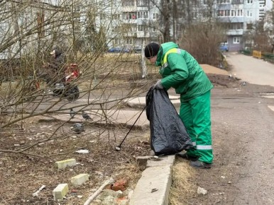 Ежедневно на улицах Великого Новгорода собирают по 140 кубометров мусора