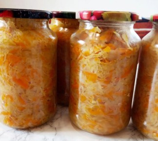 Салат на зиму: идеальное сочетание капусты, лука и моркови