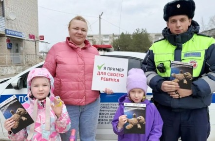 Важным фактором при воспитании законопослушных участников дорожного движения является просветительская работа не только с детьми, но и их родителями