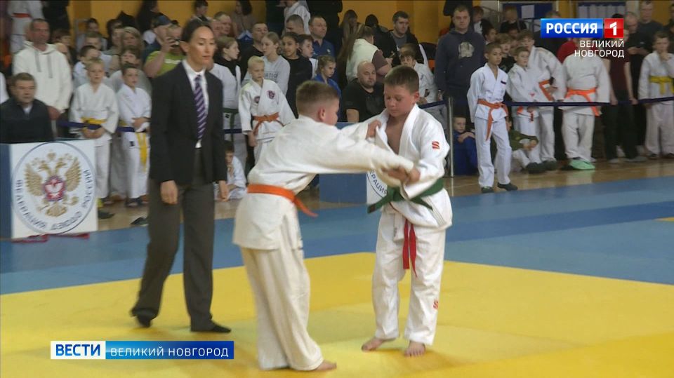 В зале Центральной спортивной арены Великого Новгорода стартовало Первенство Северо-Западного округа по дзюдо среди юношей и девушек до 15 лет