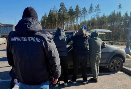 На М-11 в Новгородской округе перехватили наркокурьеров с 10 килограммами мефедрона