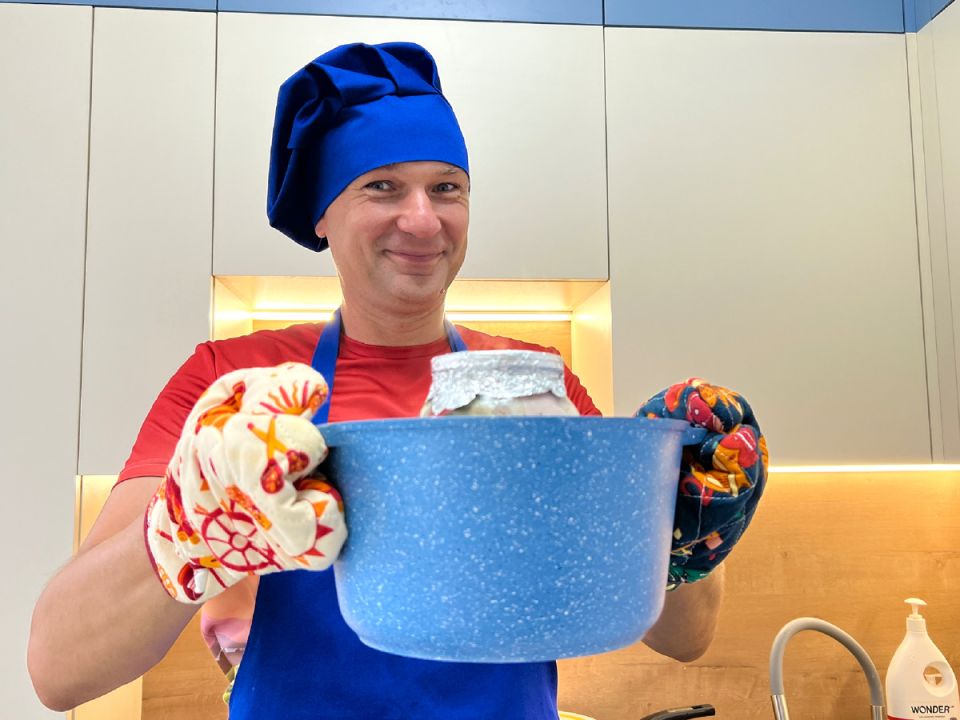 Необычный способ приготовления мяса: готовим грудинку прямо в банке