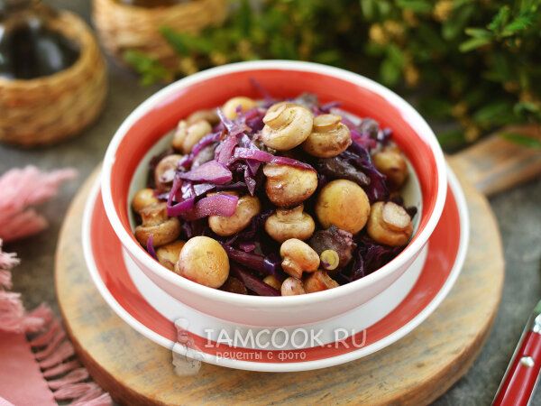 Яркое и простое блюдо: тушеная красная капуста с куриными сердечками и грибами
