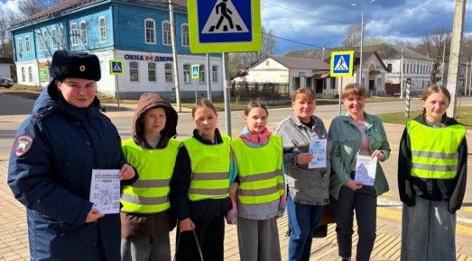 Вблизи нерегулируемых пешеходных переходов поселка Крестцы прошли встречи сотрудников Госавтоинспекции и ЮИДовцев с участниками дорожного движения