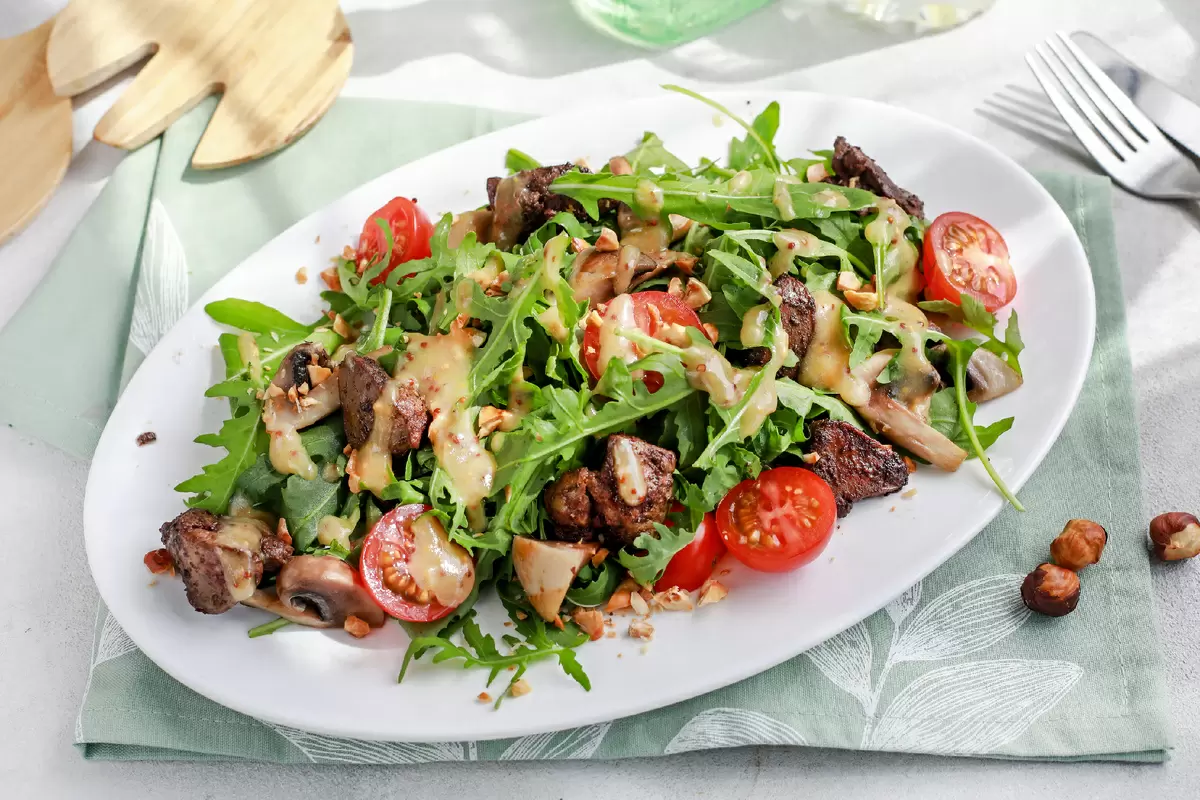 Кулинарное вдохновение: салат с рукколой и куриной печенью