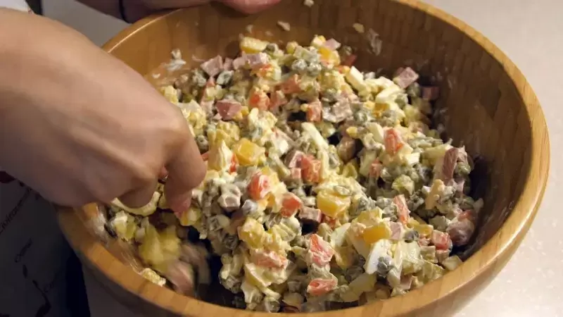 Сроки хранения оливье и селедки под шубой: что важно знать