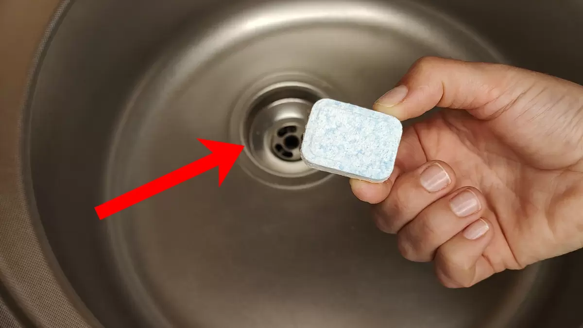 Неожиданный способ устранения засоров: таблетка для посудомойки против запахов и грязи