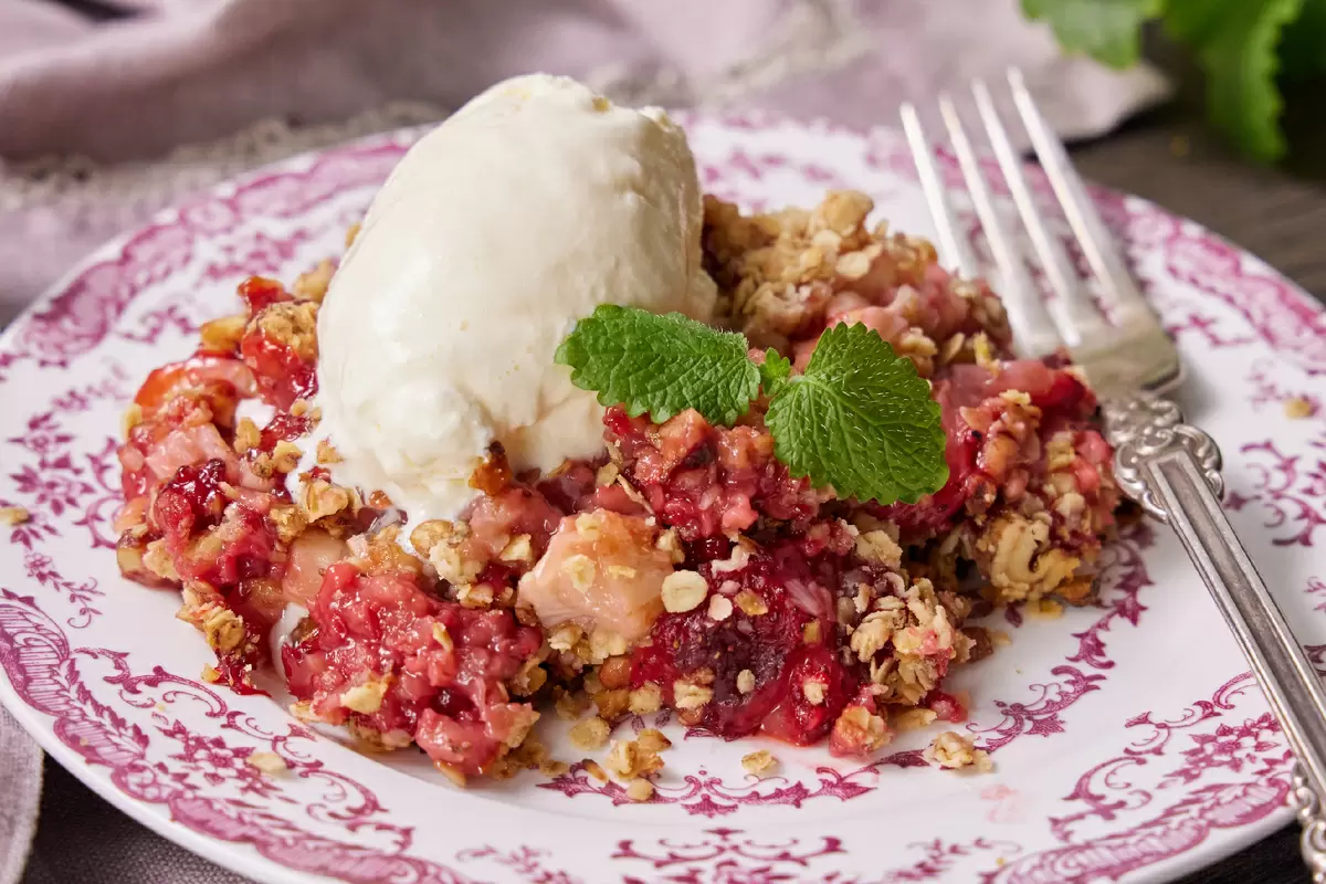 Нежный клубнично-ревенной крамбл: идеальный десерт для уюта