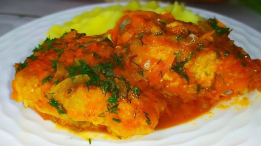 Пикша в томатном соусе с овощами: запеканка, которую стоит попробовать