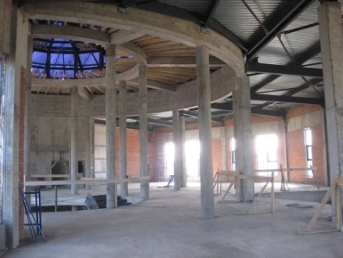 В Боровичах идёт отделка фасада строящегося развлекательного центра