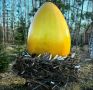 В лесу под Великим Новгородом появилось огромное золотое яйцо