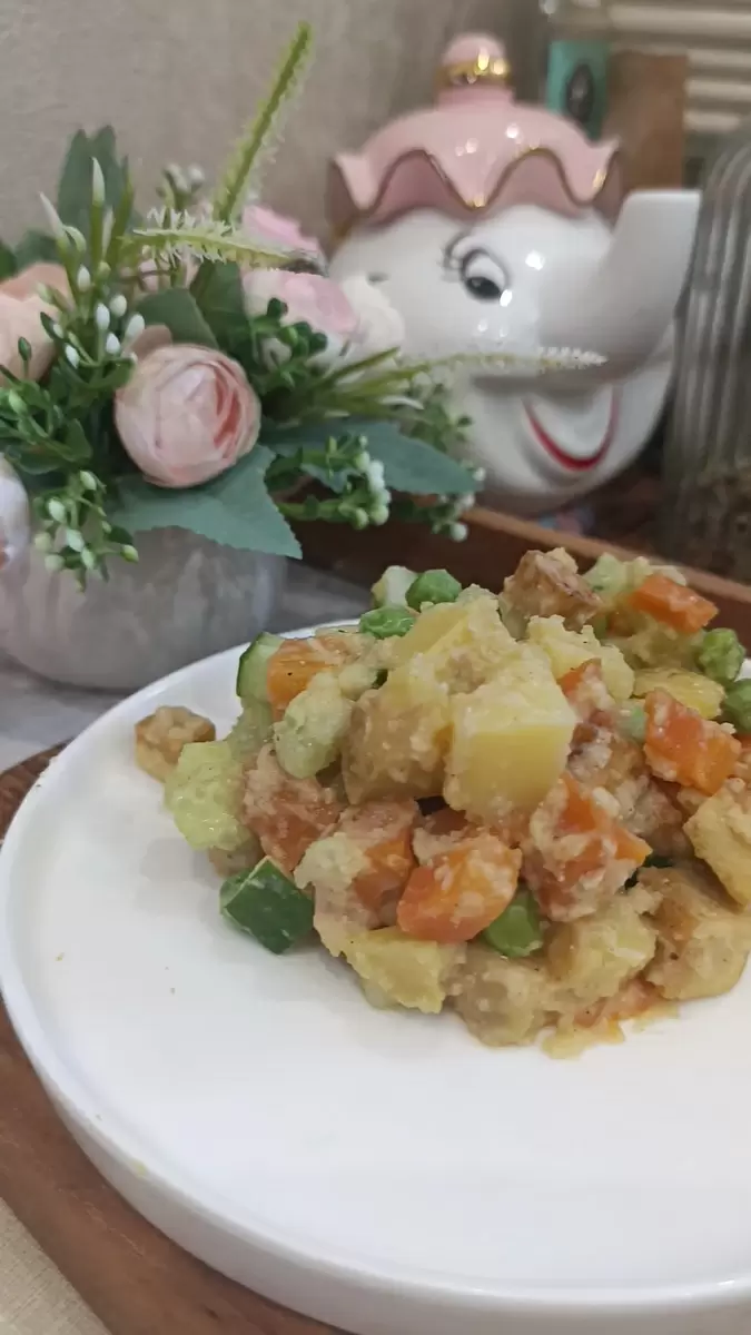 Ароматный зимний салат с легкой нутовой заправкой