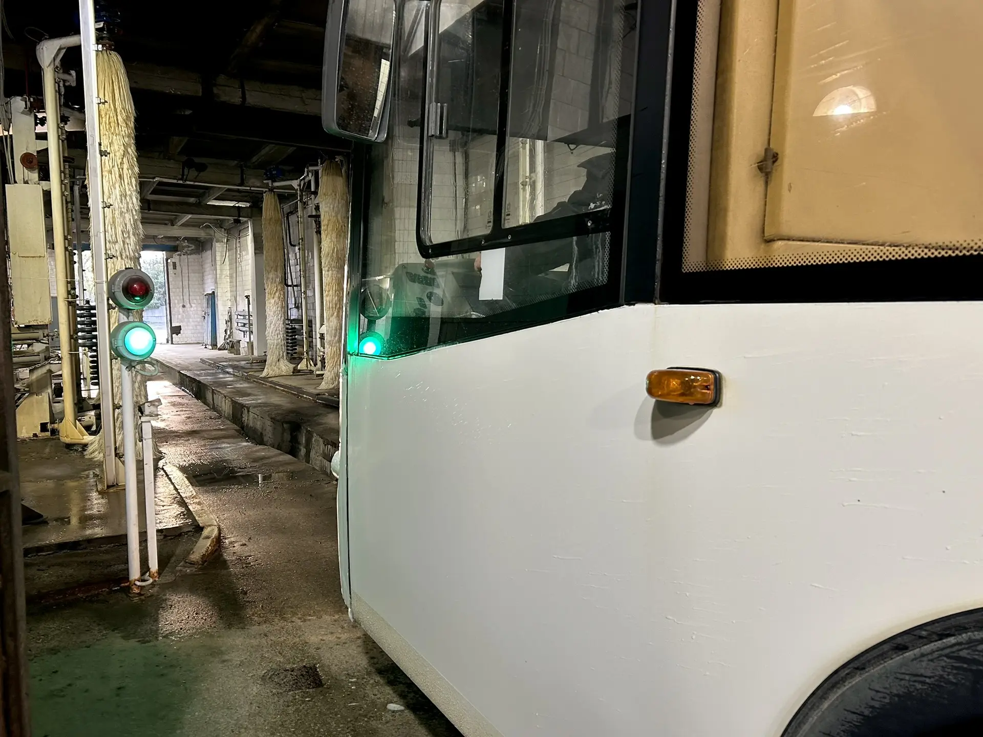 Городской перевозчик показал, как проходит ежедневная мойка автобусов