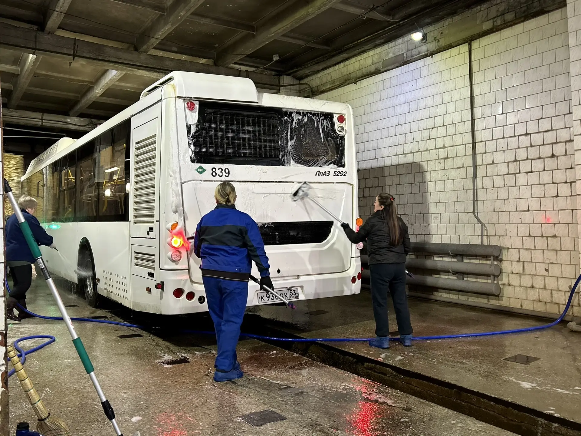 Городской перевозчик показал, как проходит ежедневная мойка автобусов Городской перевозчик показал, как проходит ежедневная мойка автобусов
