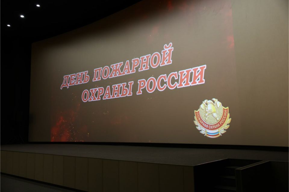 Новгородские пожарные отметили профессиональный праздник