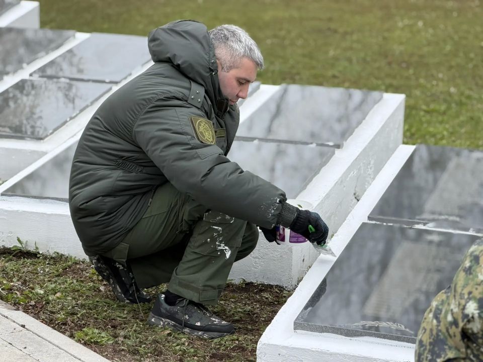 Сотрудники регионального Следственного комитета навели порядок на воинском мемориале в Хутыни