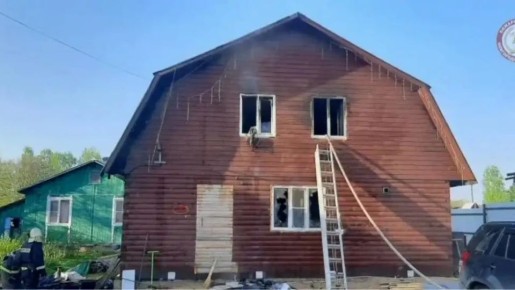 На пожаре в Пестове погиб мужчина, женщина и ребёнок самостоятельно покинули дом