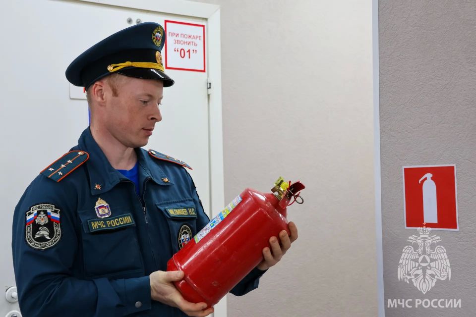На страже безопасности. Сотрудники испытательной пожарной лаборатории (ИПЛ) совместно со специалистами управления надзорной деятельности проводят проверки автомобильных заправочных станций в регионе На страже безопасности. Сотрудники испытательной пожарной лаборатории (ИПЛ) совместно со специалистами управления надзорной деятельности проводят проверки автомобильных заправочных станций в регионе