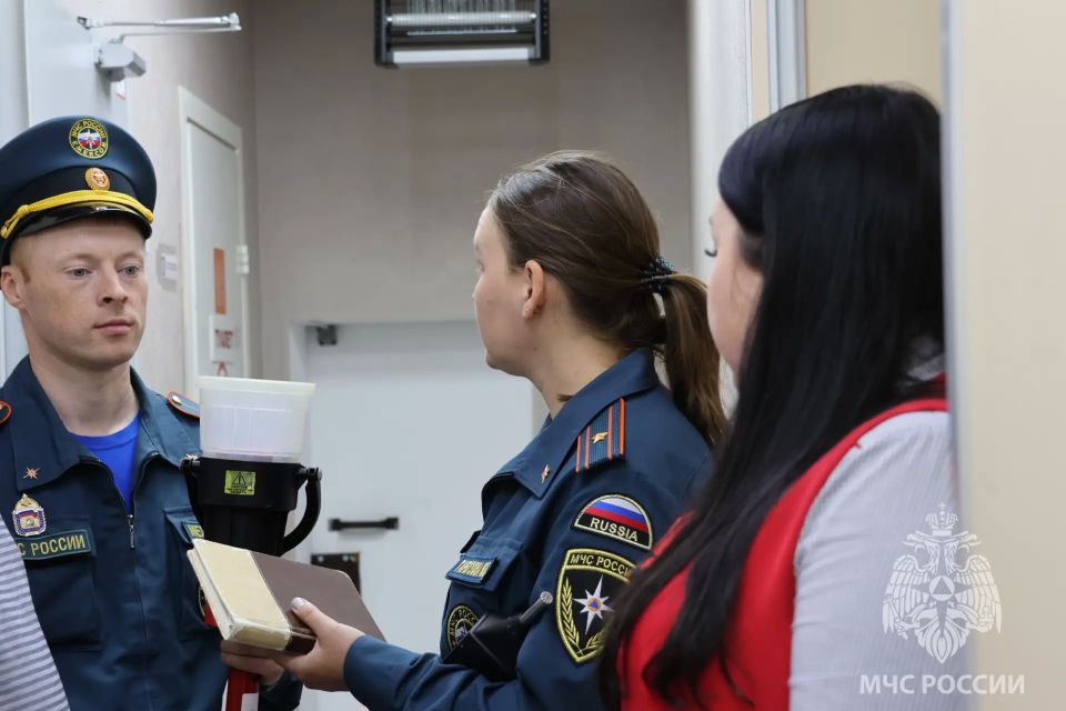 На страже безопасности. Сотрудники испытательной пожарной лаборатории (ИПЛ) совместно со специалистами управления надзорной деятельности проводят проверки автомобильных заправочных станций в регионе На страже безопасности. Сотрудники испытательной пожарной лаборатории (ИПЛ) совместно со специалистами управления надзорной деятельности проводят проверки автомобильных заправочных станций в регионе