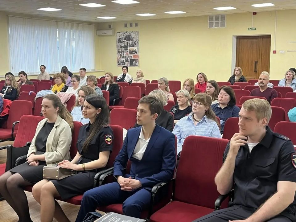 Новгородских полицейских обучили тонкостям делового этикета