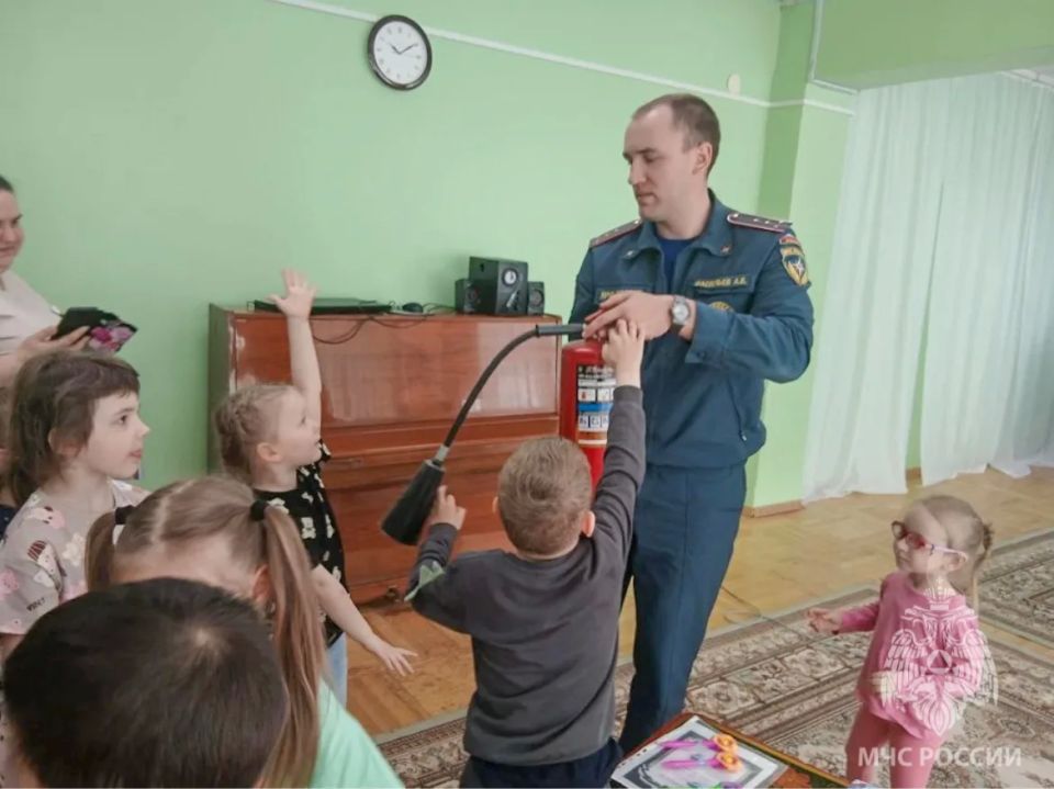 Огонь, стой!. Инспекторы управления надзорной деятельности и профилактической работы провели урок безопасности в старорусском детском саду «Орлёнок» Огонь, стой!. Инспекторы управления надзорной деятельности и профилактической работы провели урок безопасности в старорусском детском саду «Орлёнок»