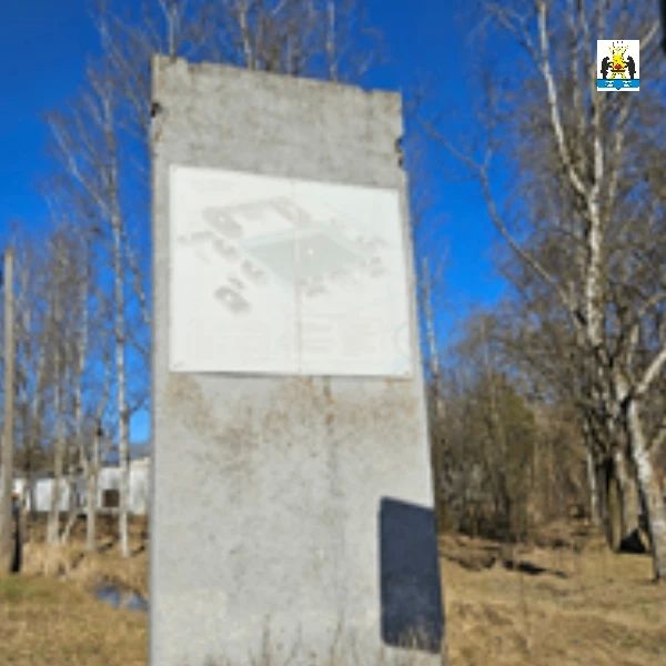 Разыскиваются владельцы, разместившие отсутствие разрешительных документов временное сооружение (стелу), расположенную по адресу: мкр