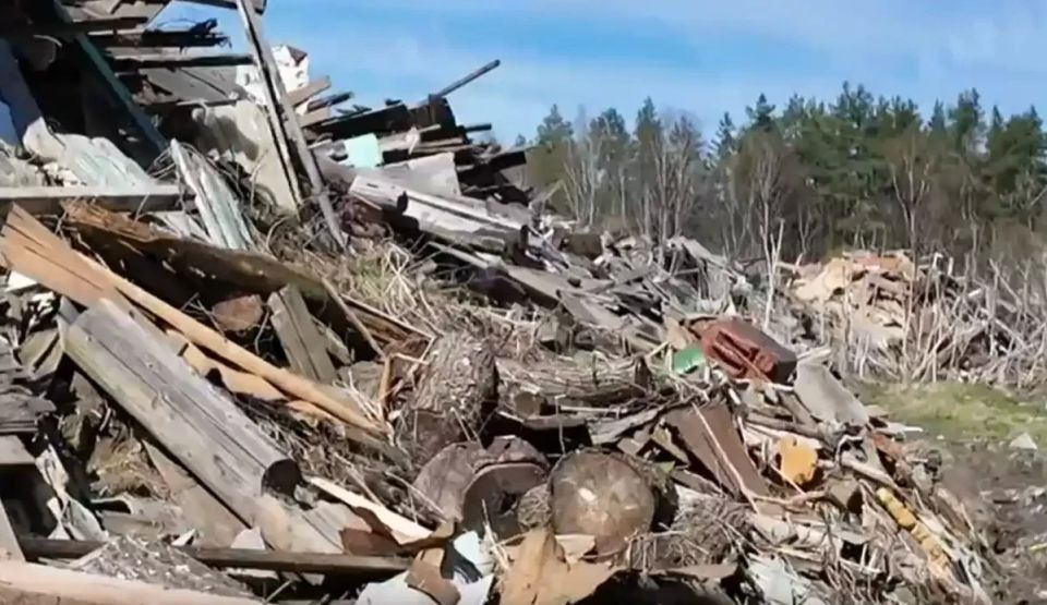 Дорогу к незаконной свалке в Крестецком округе перекрыли