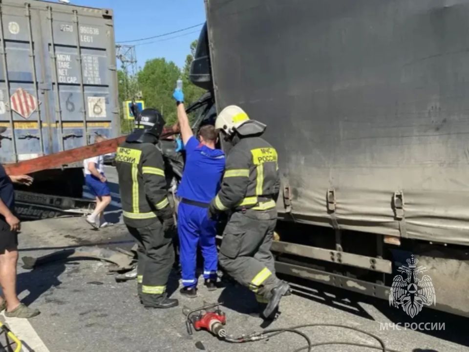 Спасатели МЧС России деблокировали пострадавшего в ДТП Спасатели МЧС России деблокировали пострадавшего в ДТП