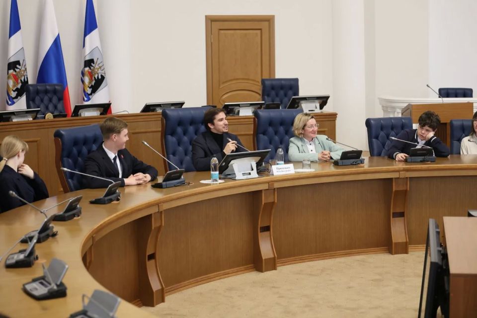 Илья Приходько рассказал школьным лидерам о перспективах развития молодежи в Новгородской области Илья Приходько рассказал школьным лидерам о перспективах развития молодежи в Новгородской области