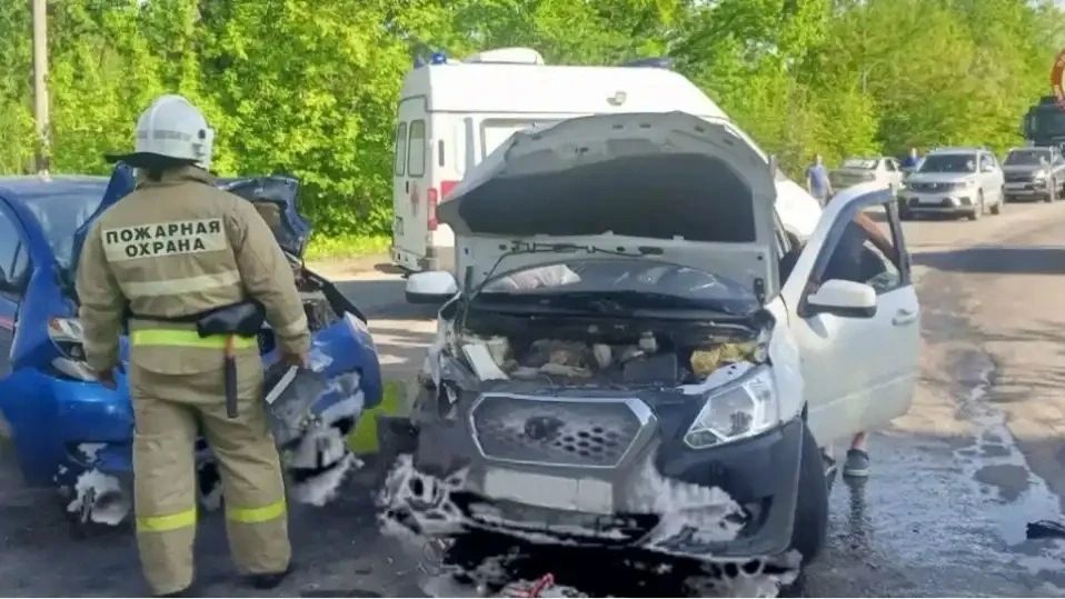 На перекрёстке в Малой Вишере столкнулись два легковых автомобиля